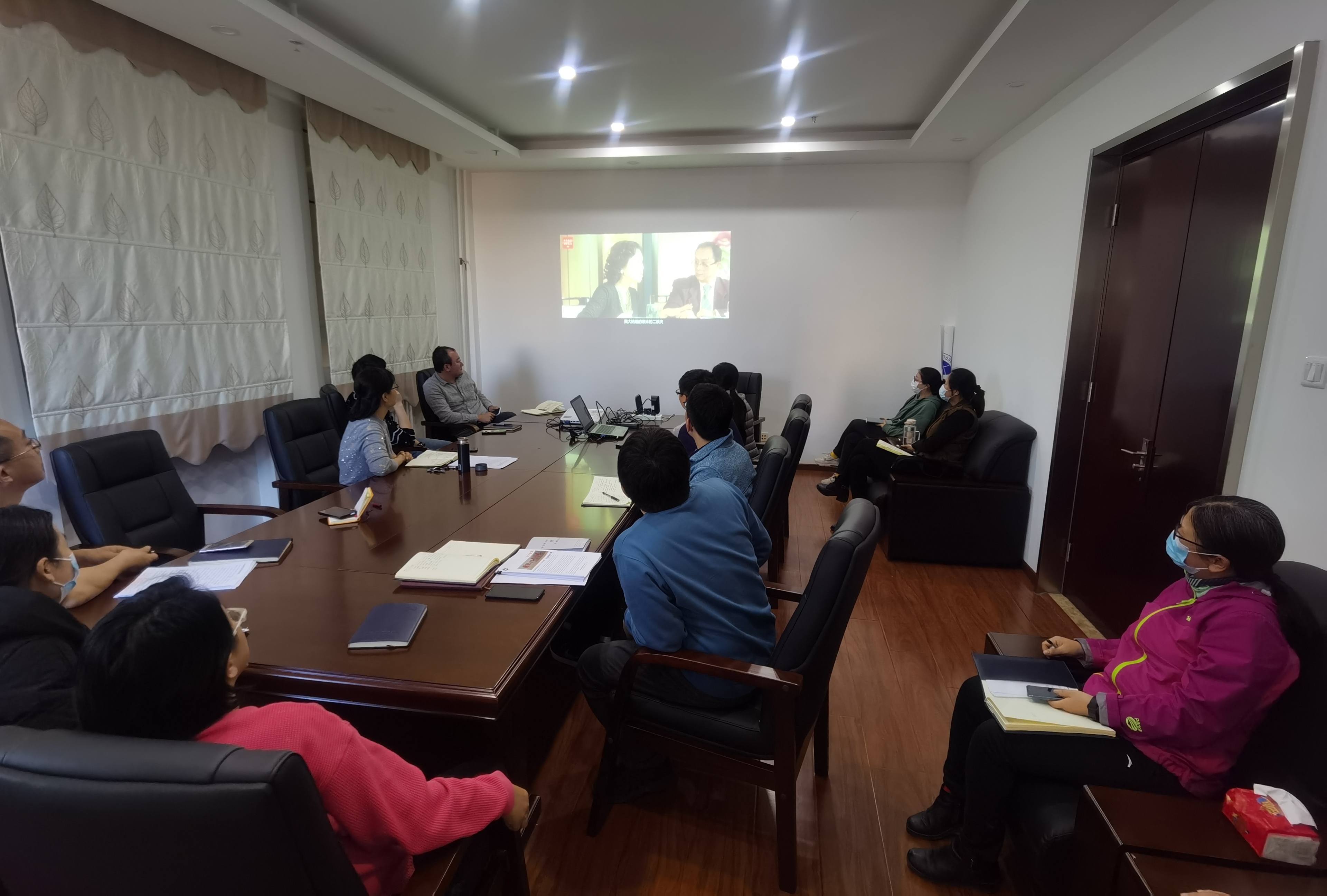 yw148-1全体党员观看视频